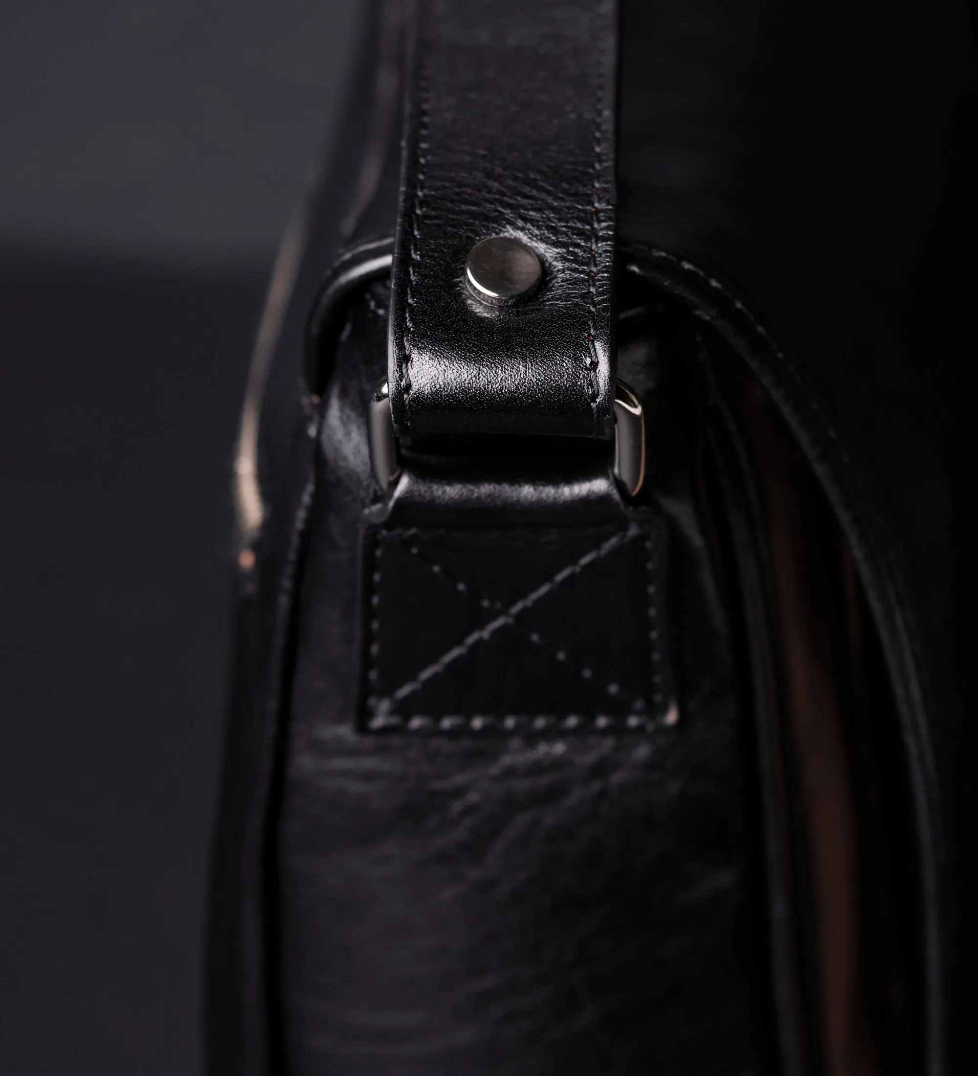 Leather Messenger Bag – The Stranger